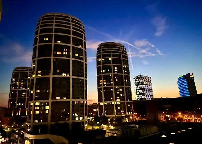 Andy's In Downtown Metropolis With Parking Apartmán *