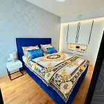 Andy's In Downtown Metropolis With Parking Apartment