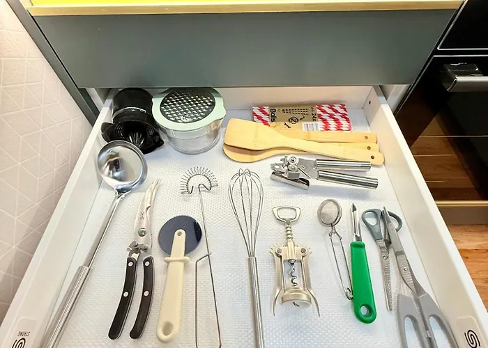 Andy's In Downtown Metropolis With Parking דירה